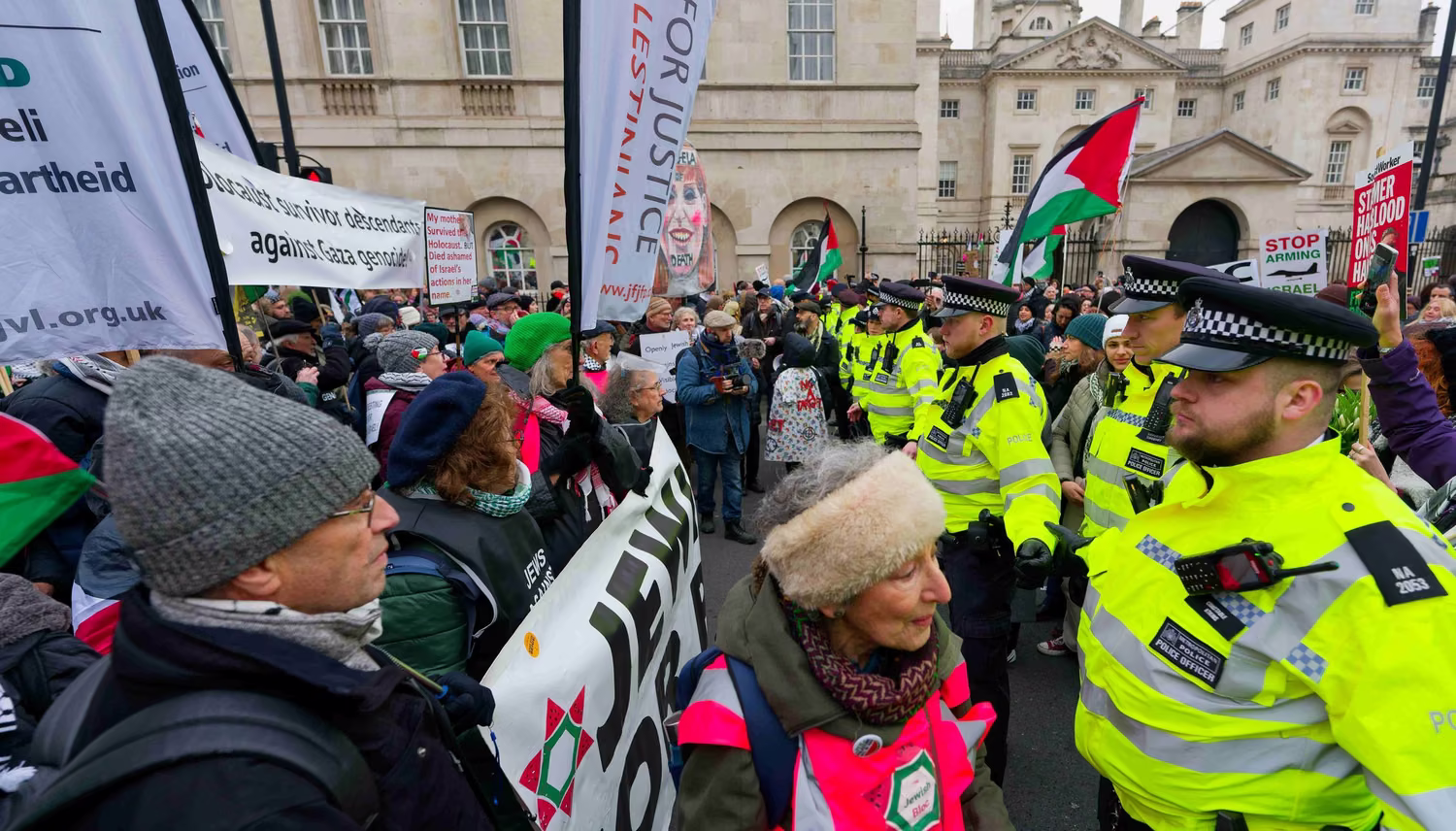 Police blocking gthe Jewish Bloc on a pro Palestinian march Jan 16th 2025.